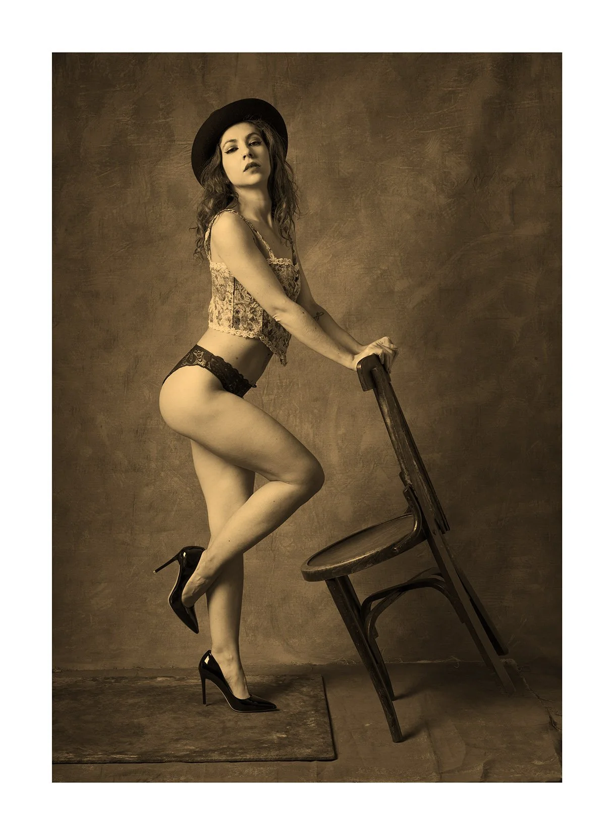 Debyde pie y silla sepia web.jpg