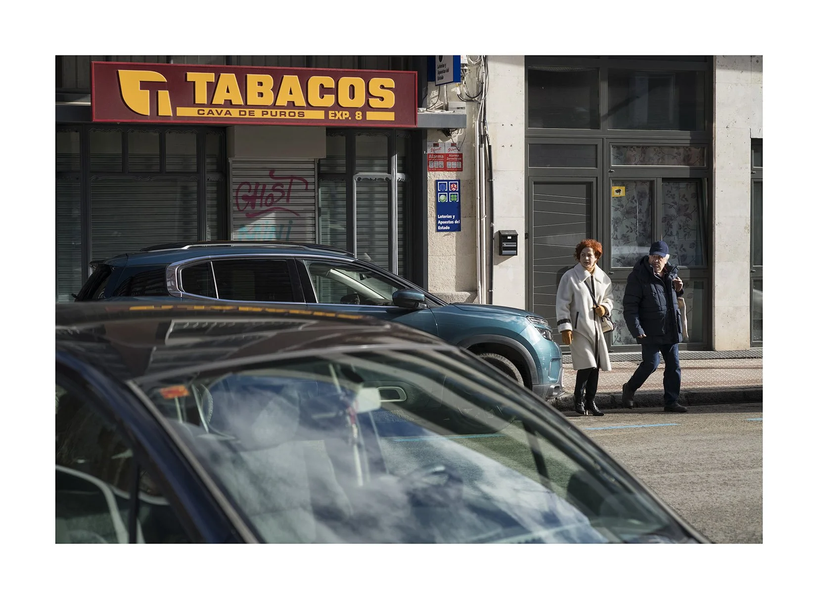 Coches y pareaja mirando web.jpg