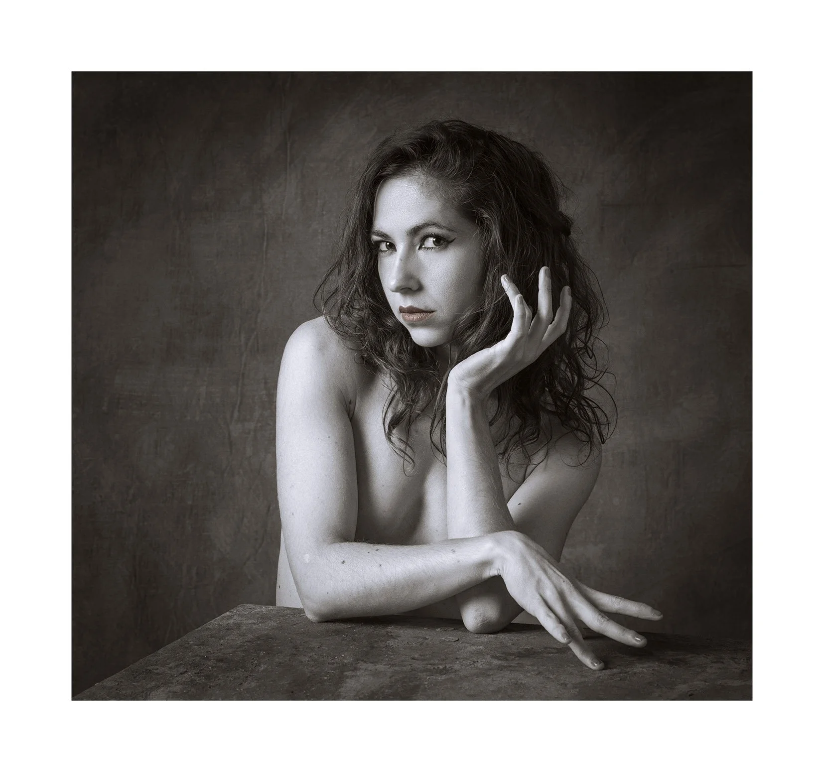 Debby sentada virada web.jpg