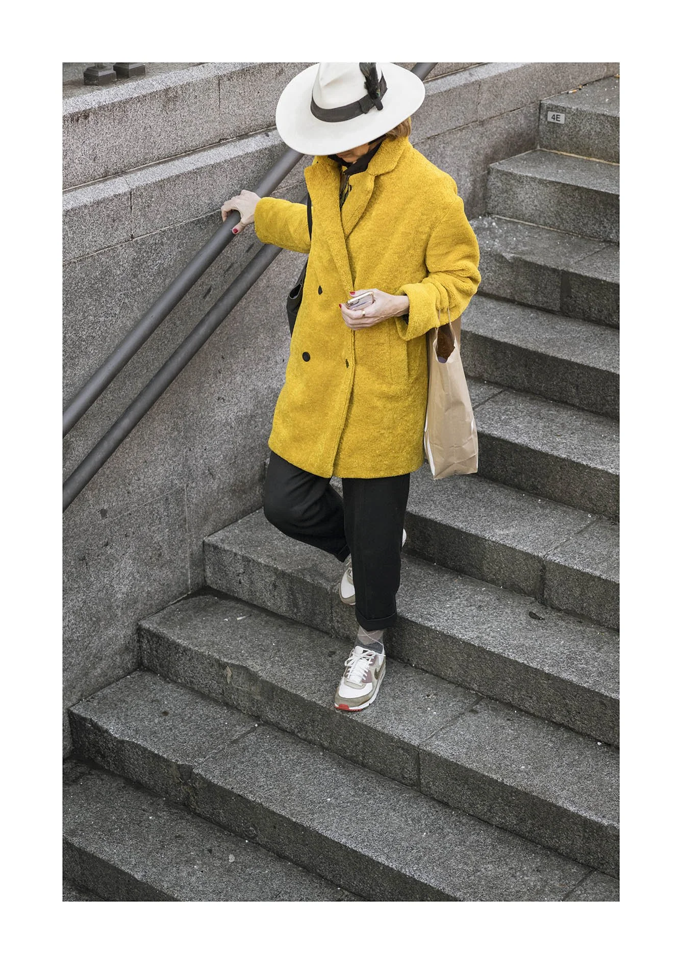 Mjjer sombrero abrigo amarillo web.jpg