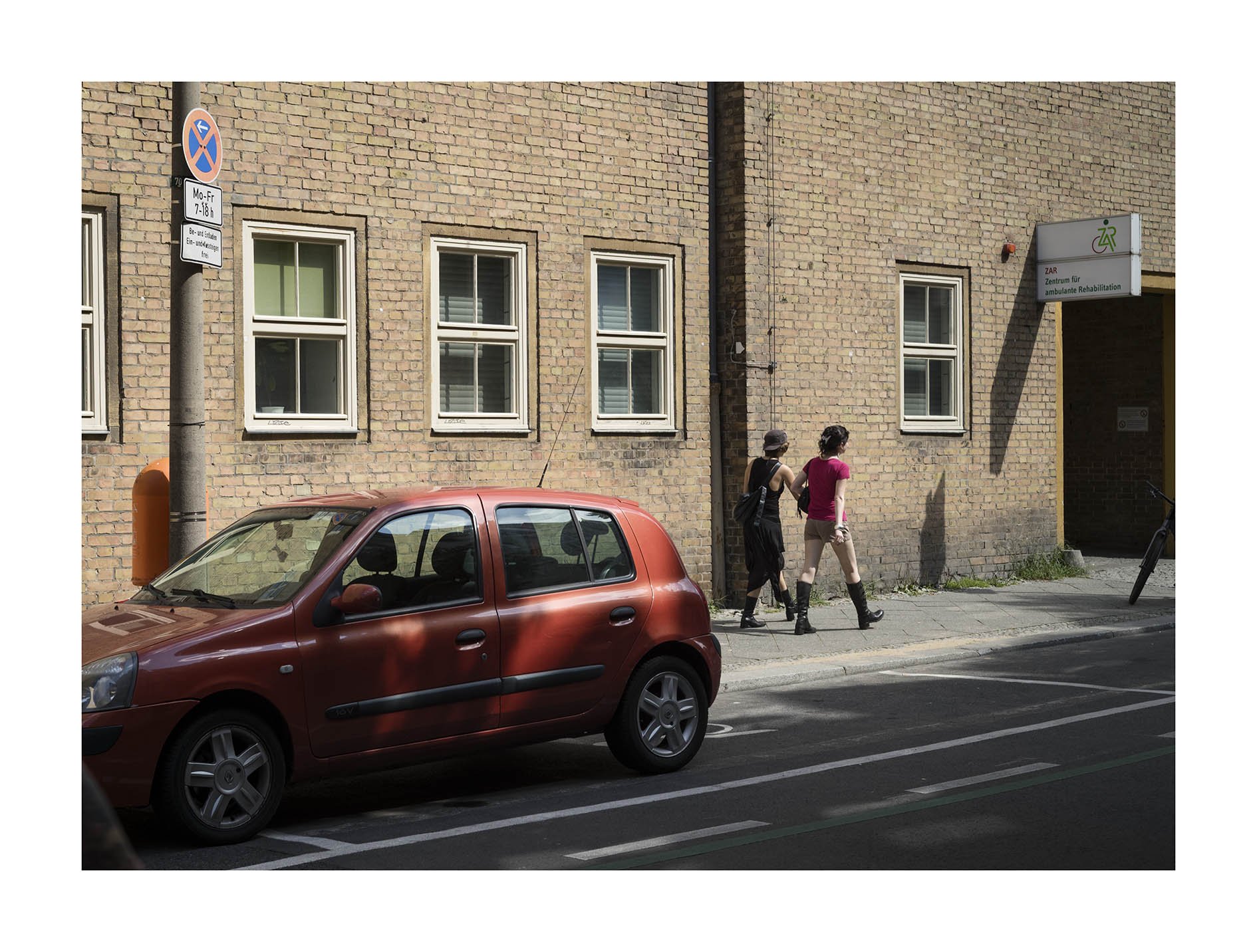 Chicas y coche rojo copia.jpg