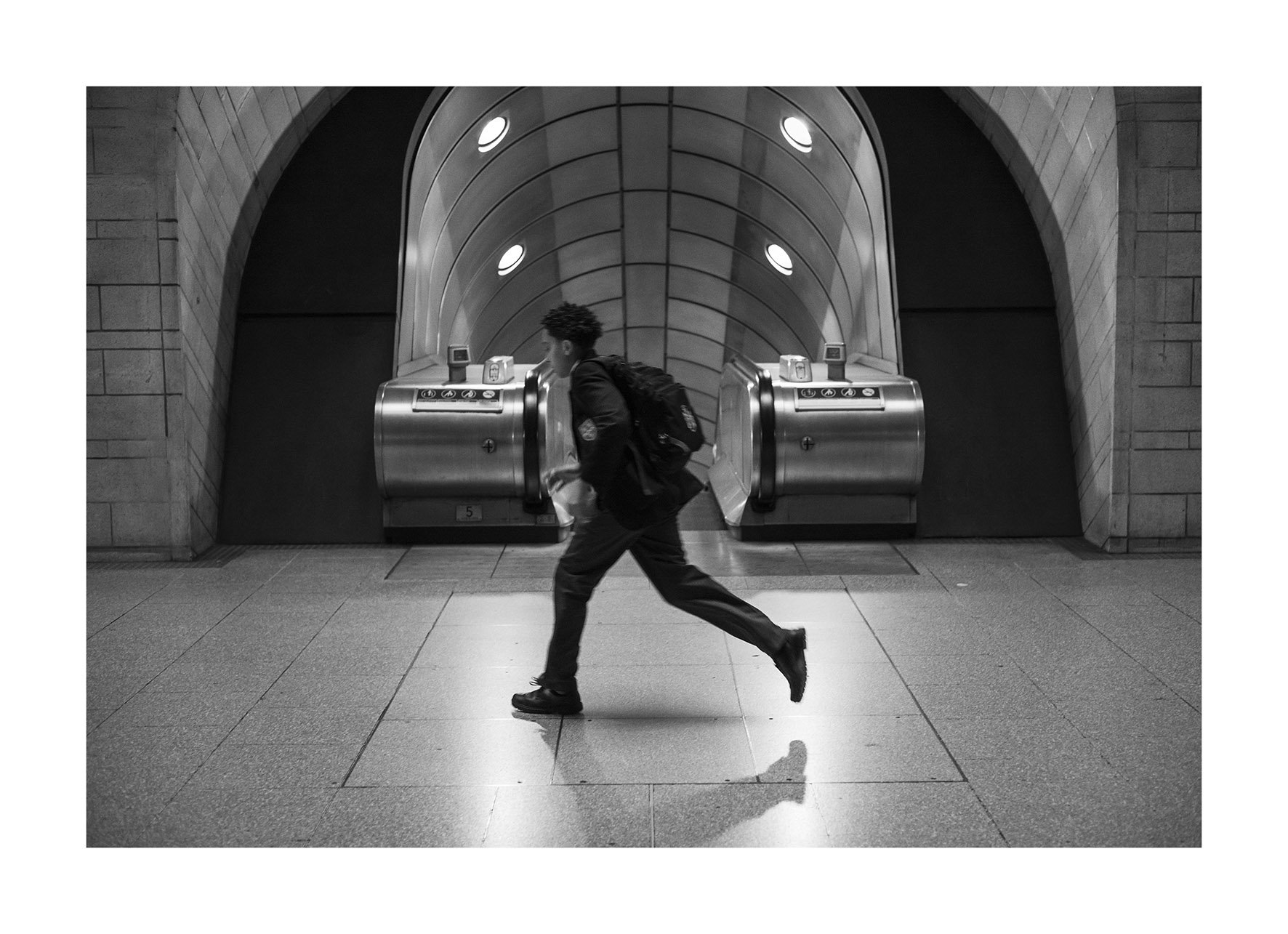 Chico corriendo metro final.jpg