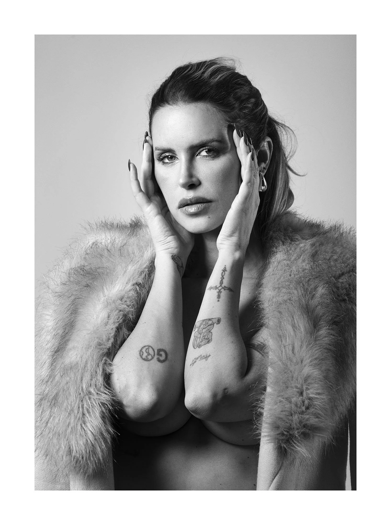 Carlota abrigo bw final 1 borde web.jpg