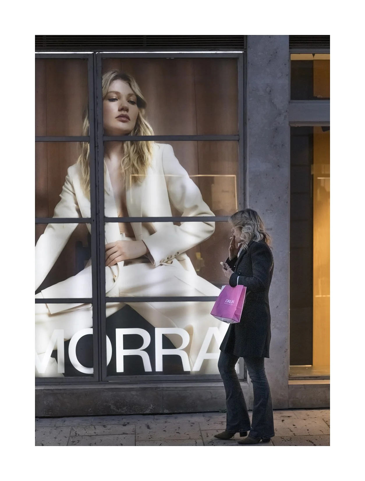 Tienda y rubia fumando copia.jpg