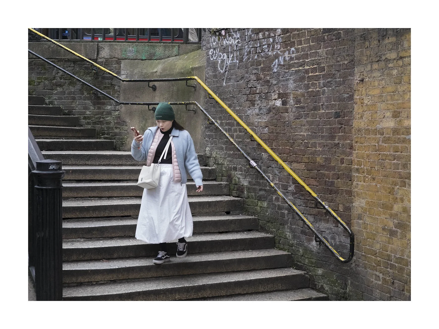 Mjujer escaleras mercado copia.jpg
