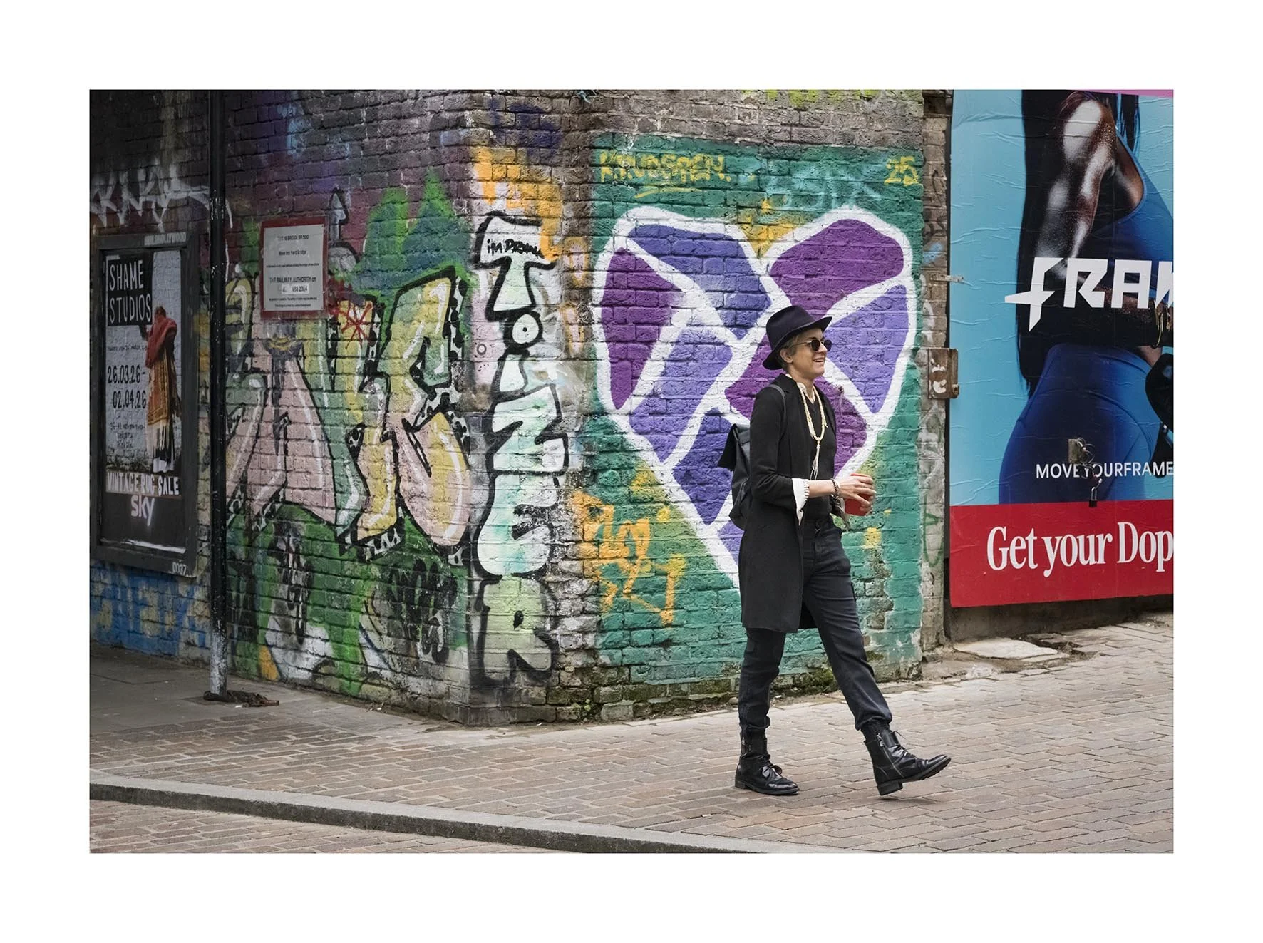 mujer y grafitis copia.jpg