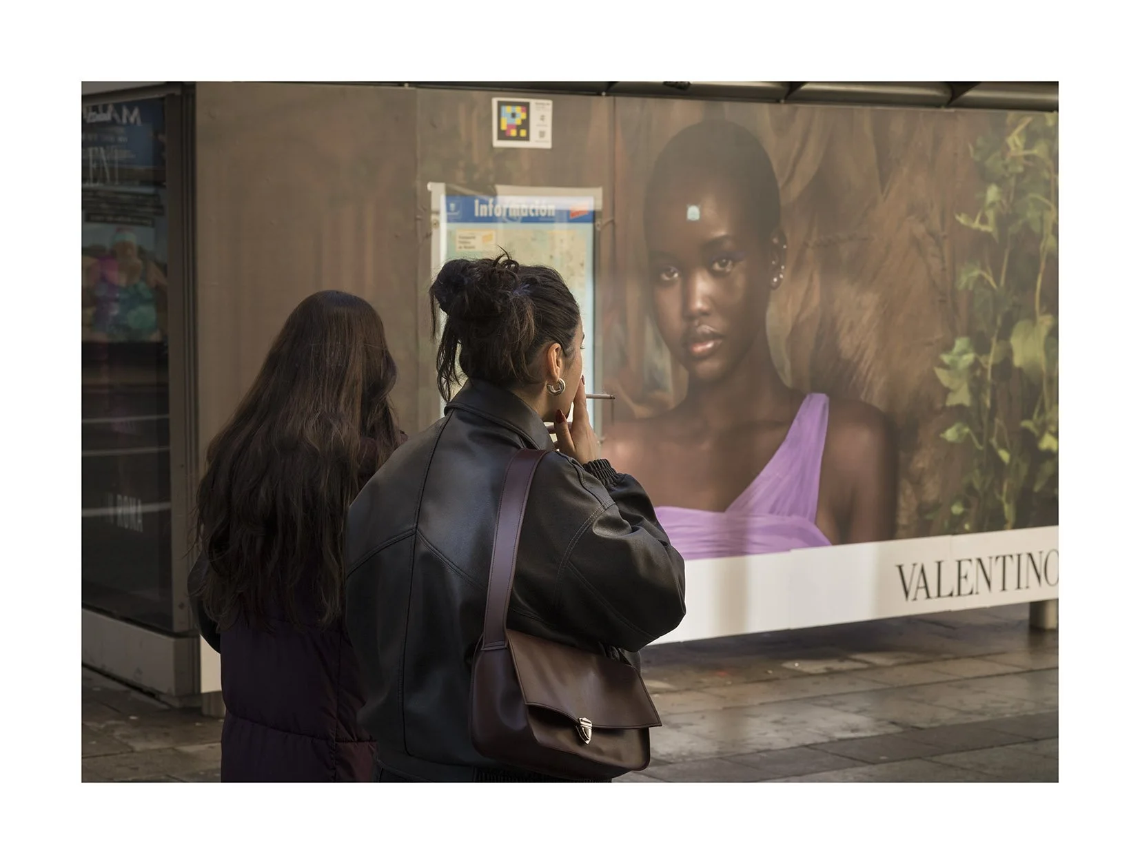 Chica fumando y poster pared copia.jpg