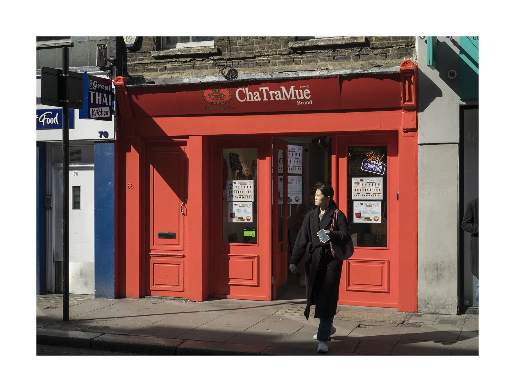 Mujer y tienda china copia.jpg
