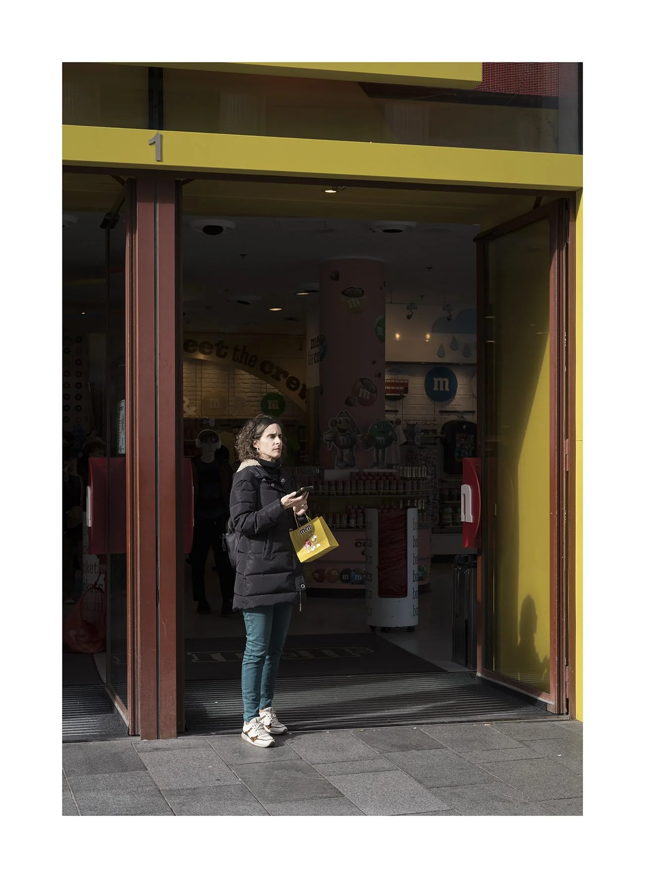 Mujer y amarillo copia.jpg