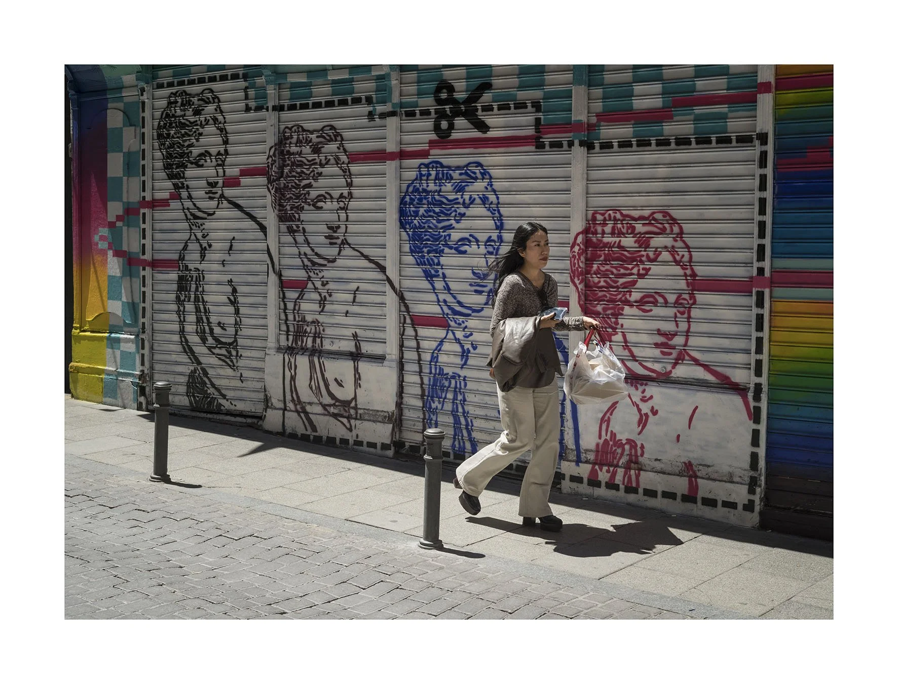 Mujer con mujeres en la pared copia.jpg
