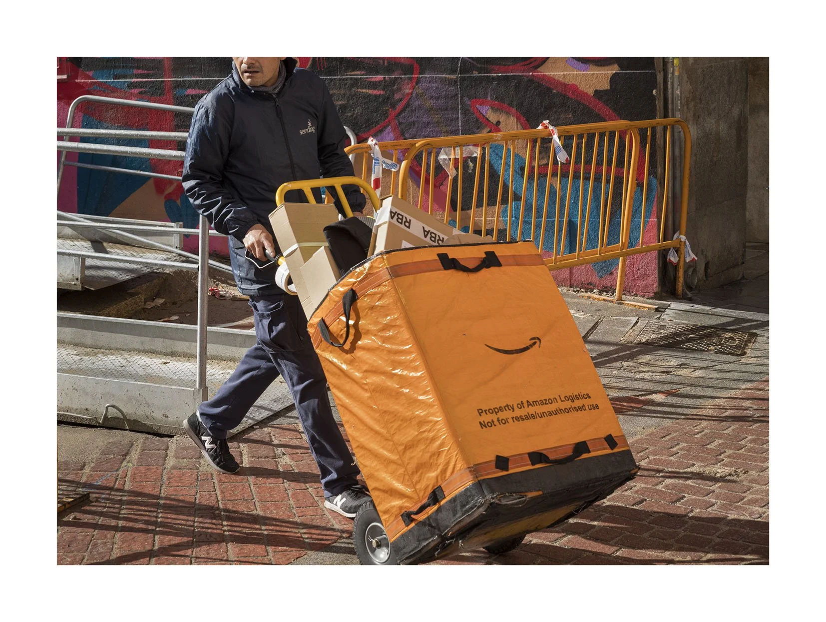 Amazon y repartidor web.jpg