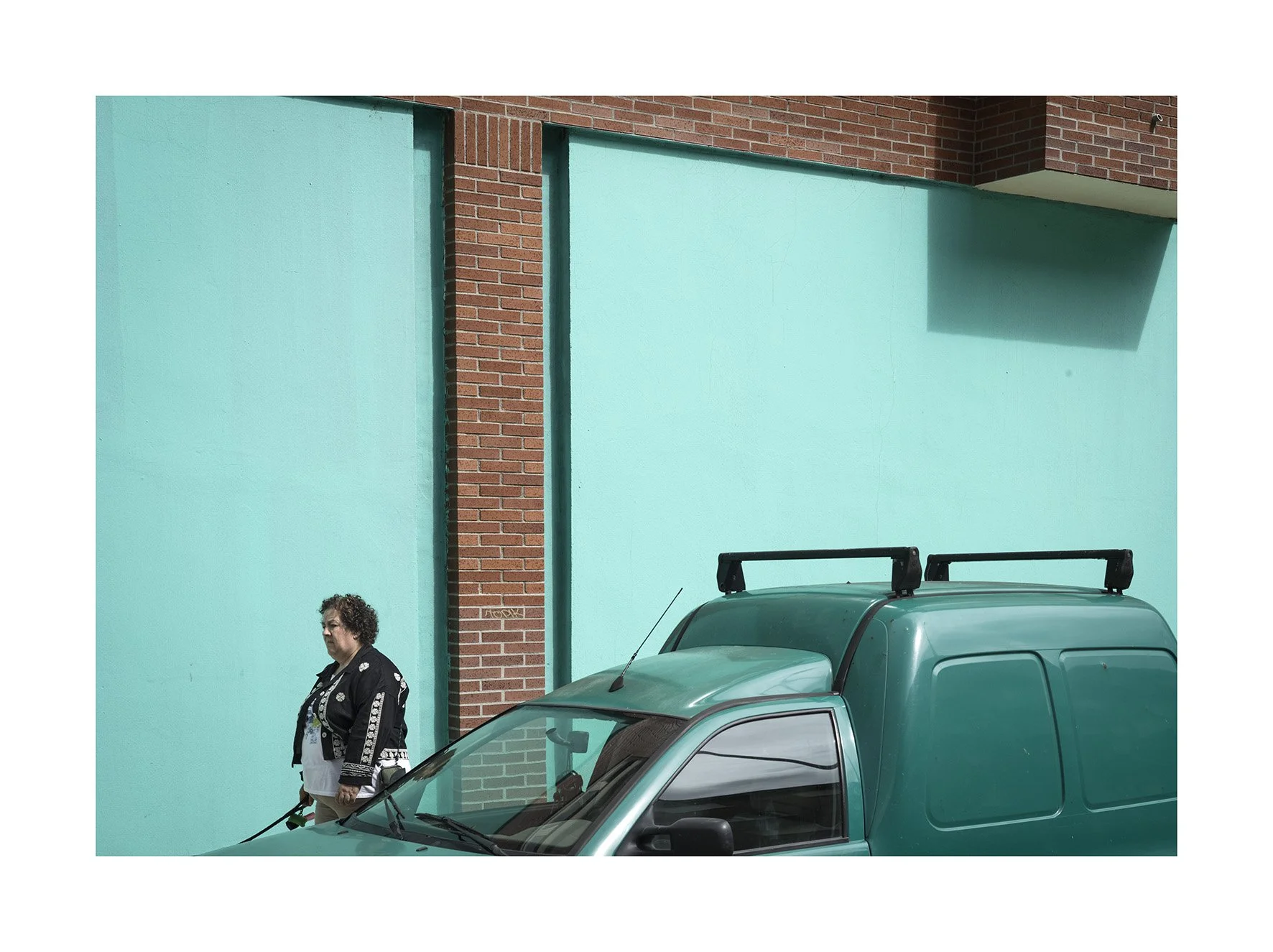 Mujer coche  y pared verdes copia.jpg