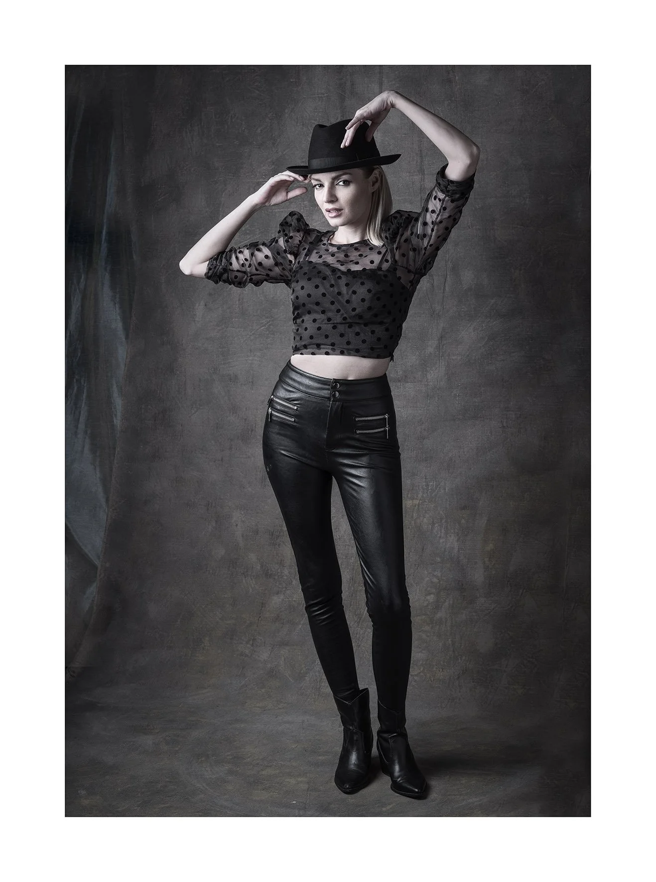 Ruth de pie y sombrero web.jpg