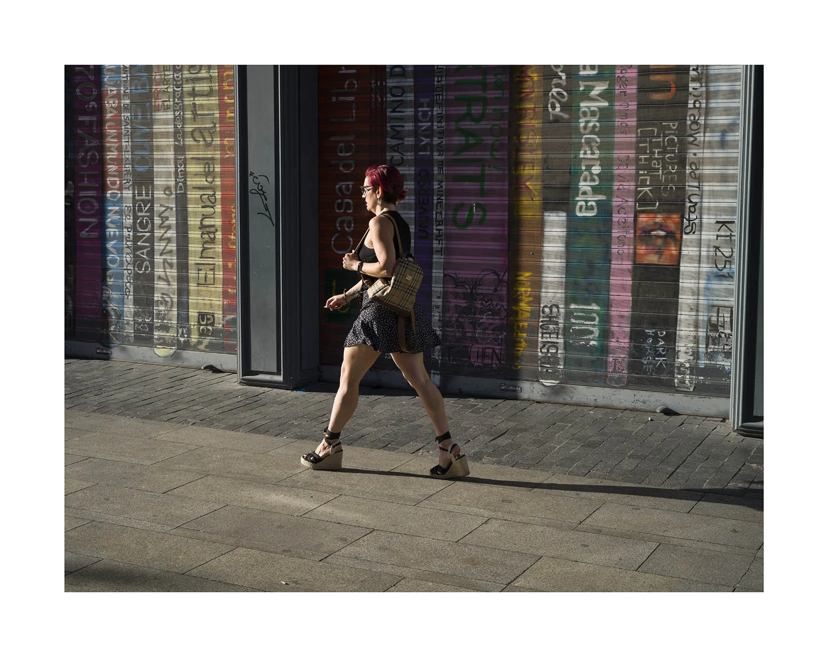 Mujer  libros grafiti copia.jpg