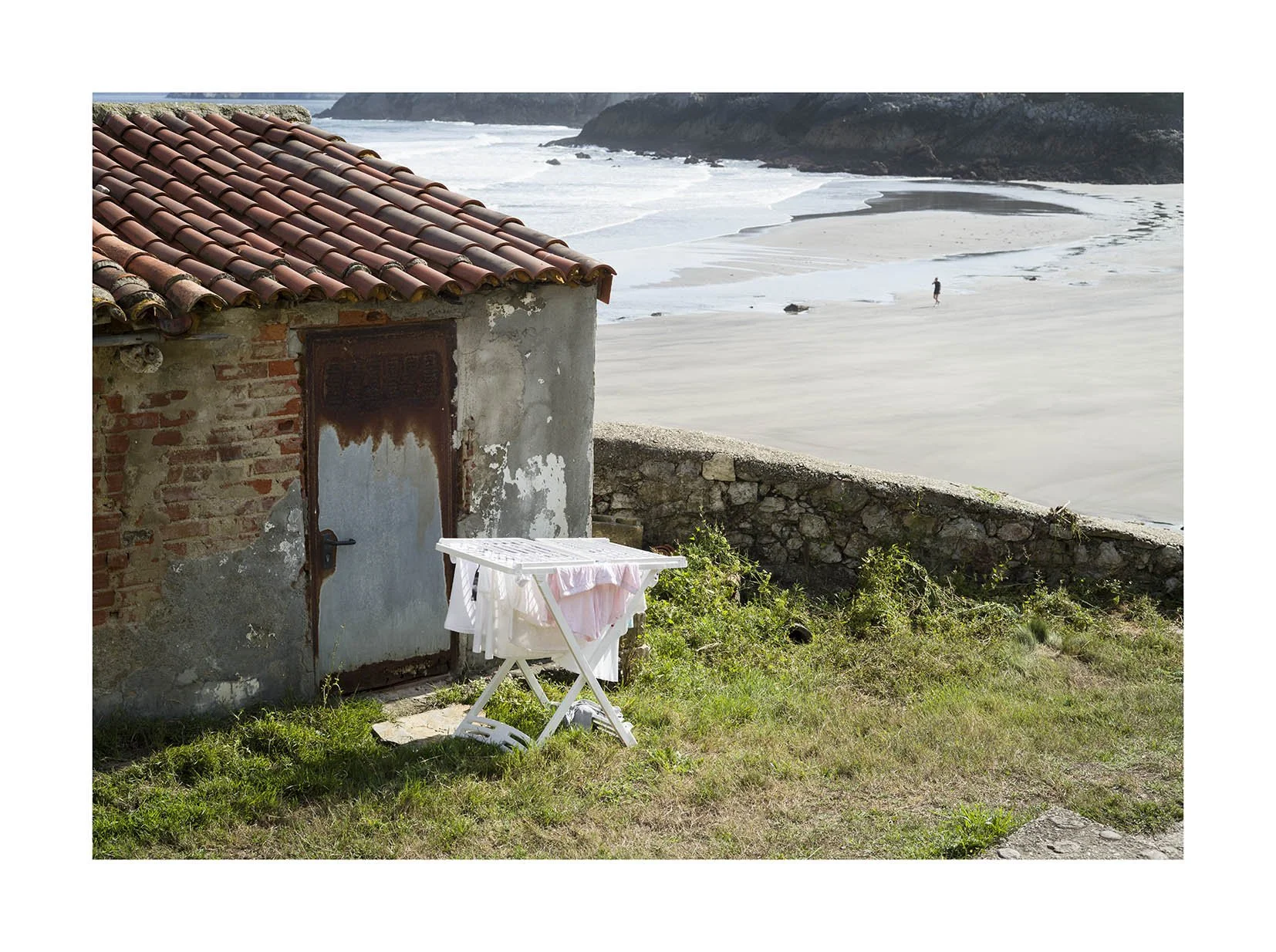 Ropa tendida y playa .jpg