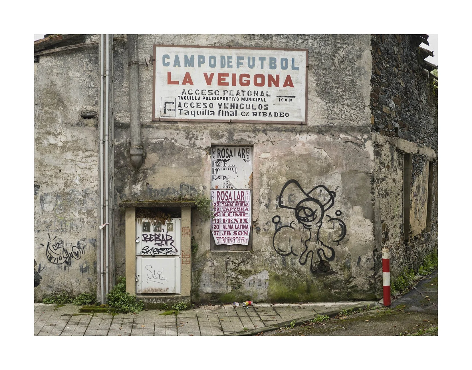 Pared y anuncios copia.jpg