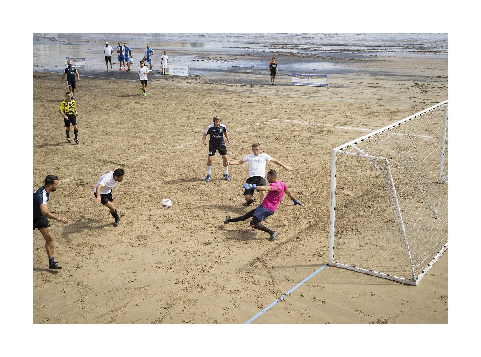 Jugando al futbol playa copia.jpg