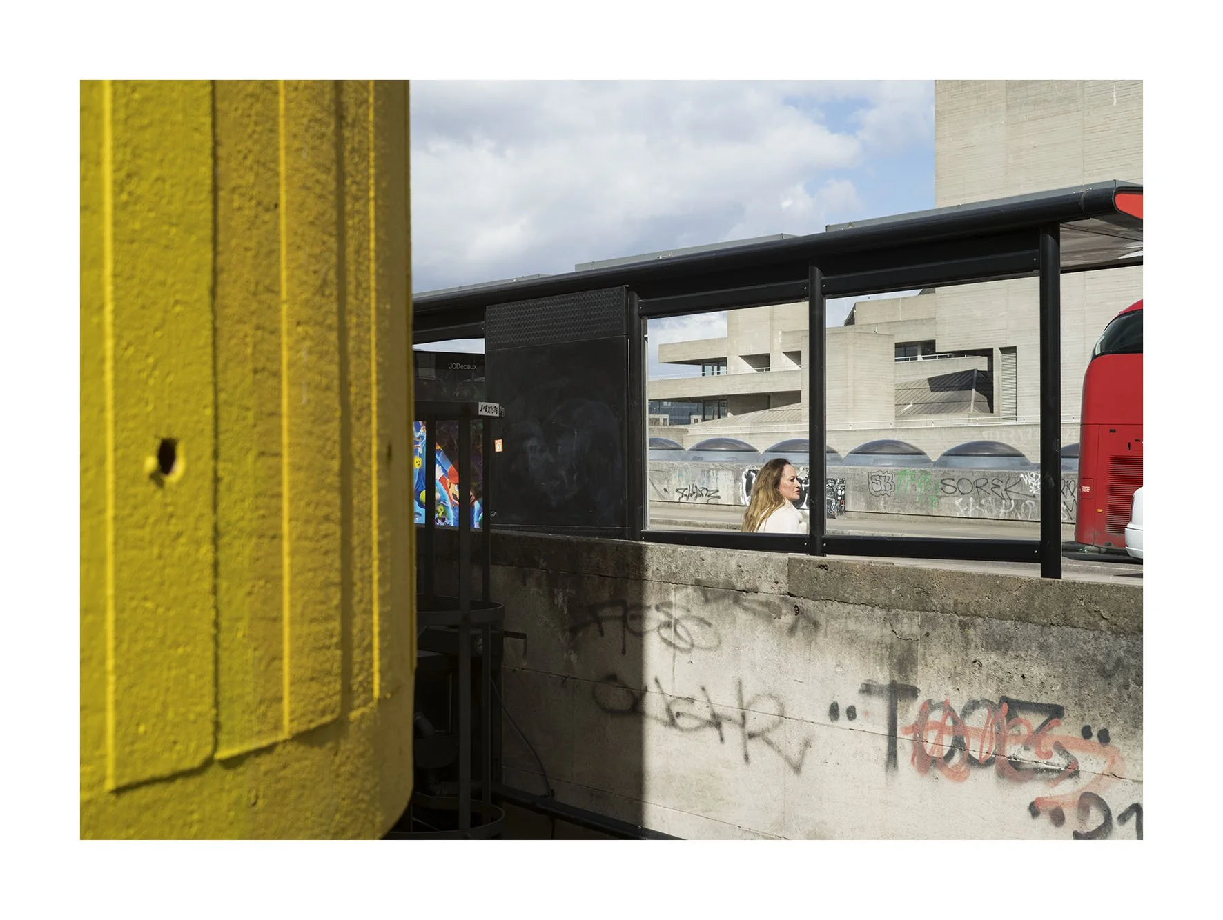 Mujer bus stop copia.jpg