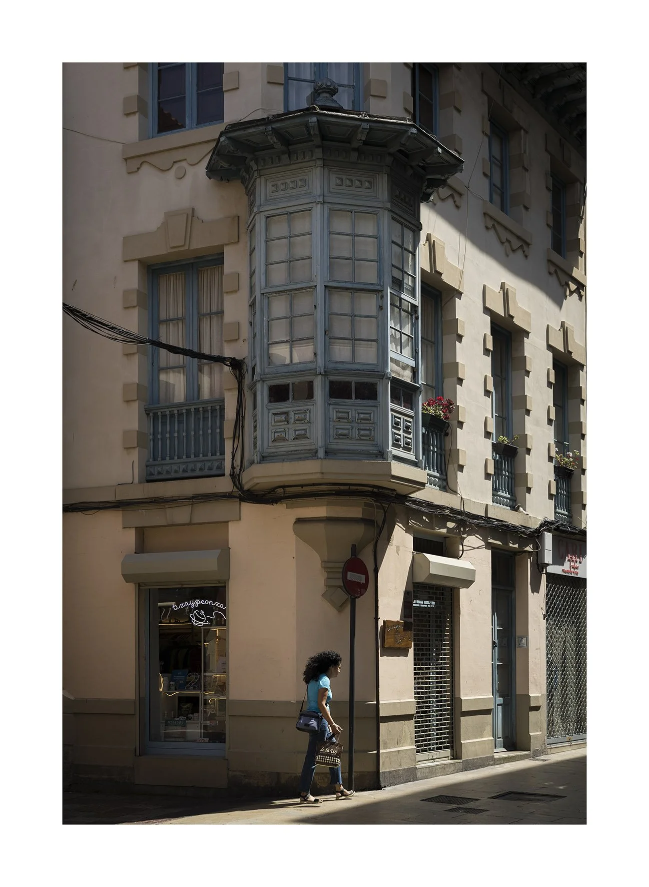 Calle AViles con chica copia.jpg