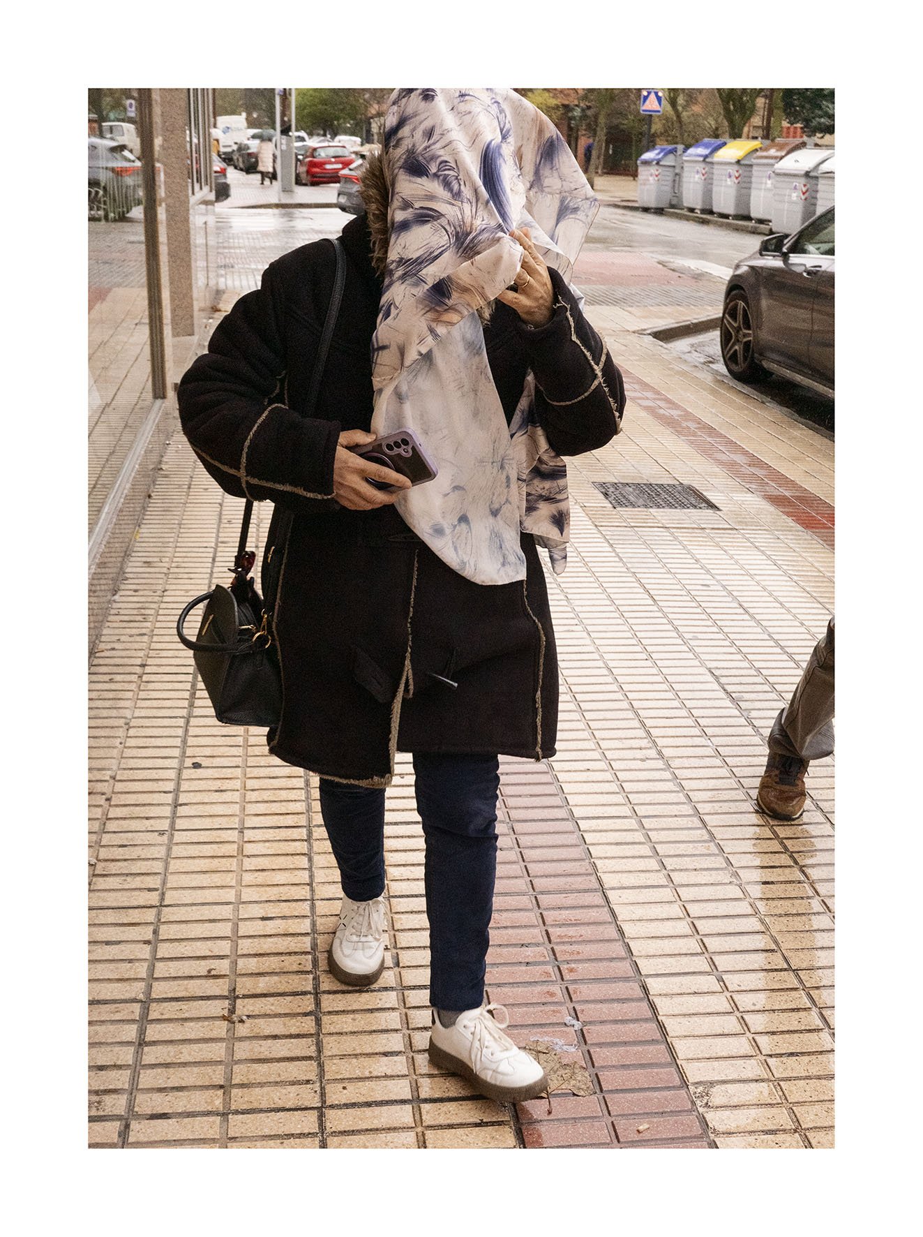 Mujer pañuelo en la aera copia.jpg