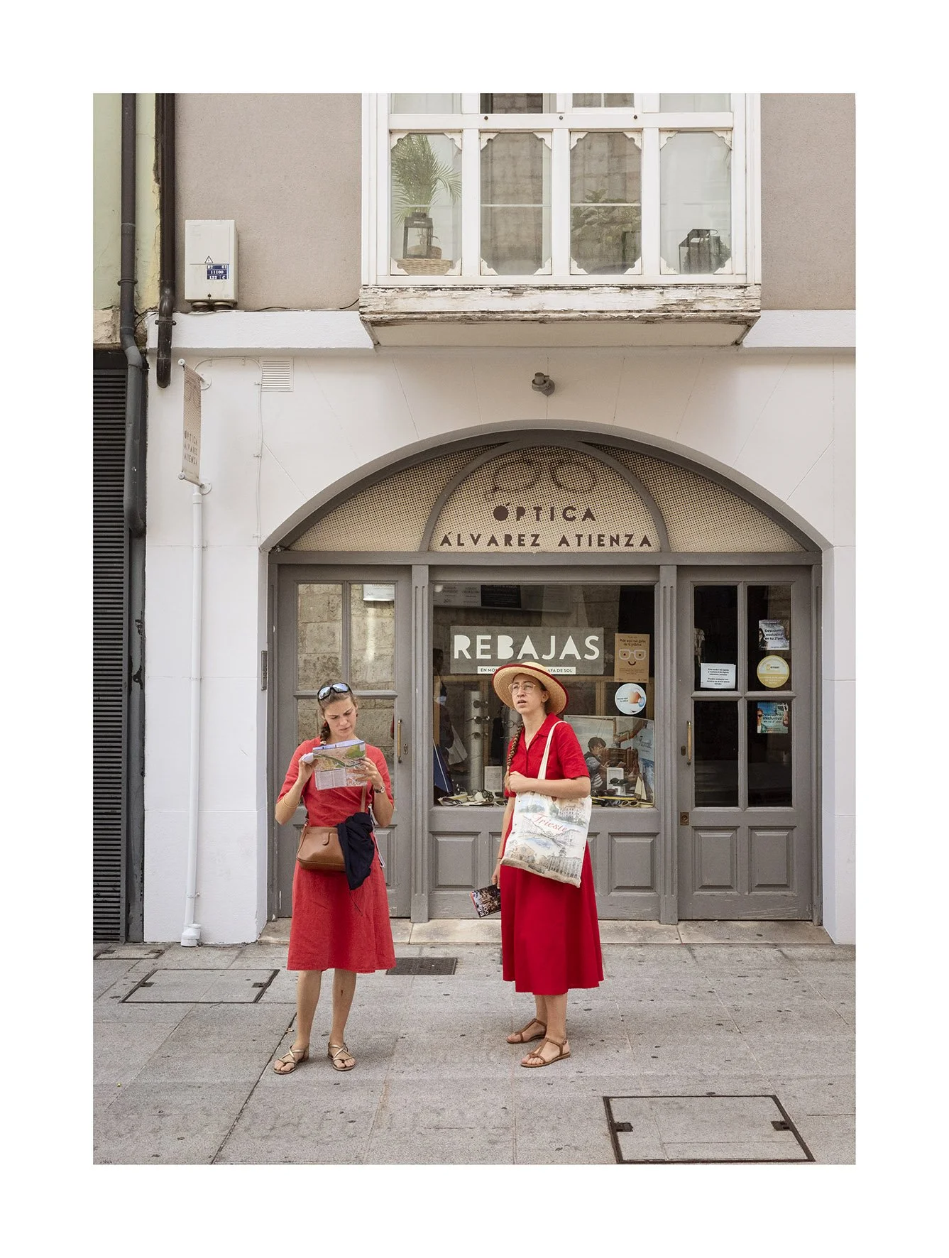 Turistas in town red copia.jpg