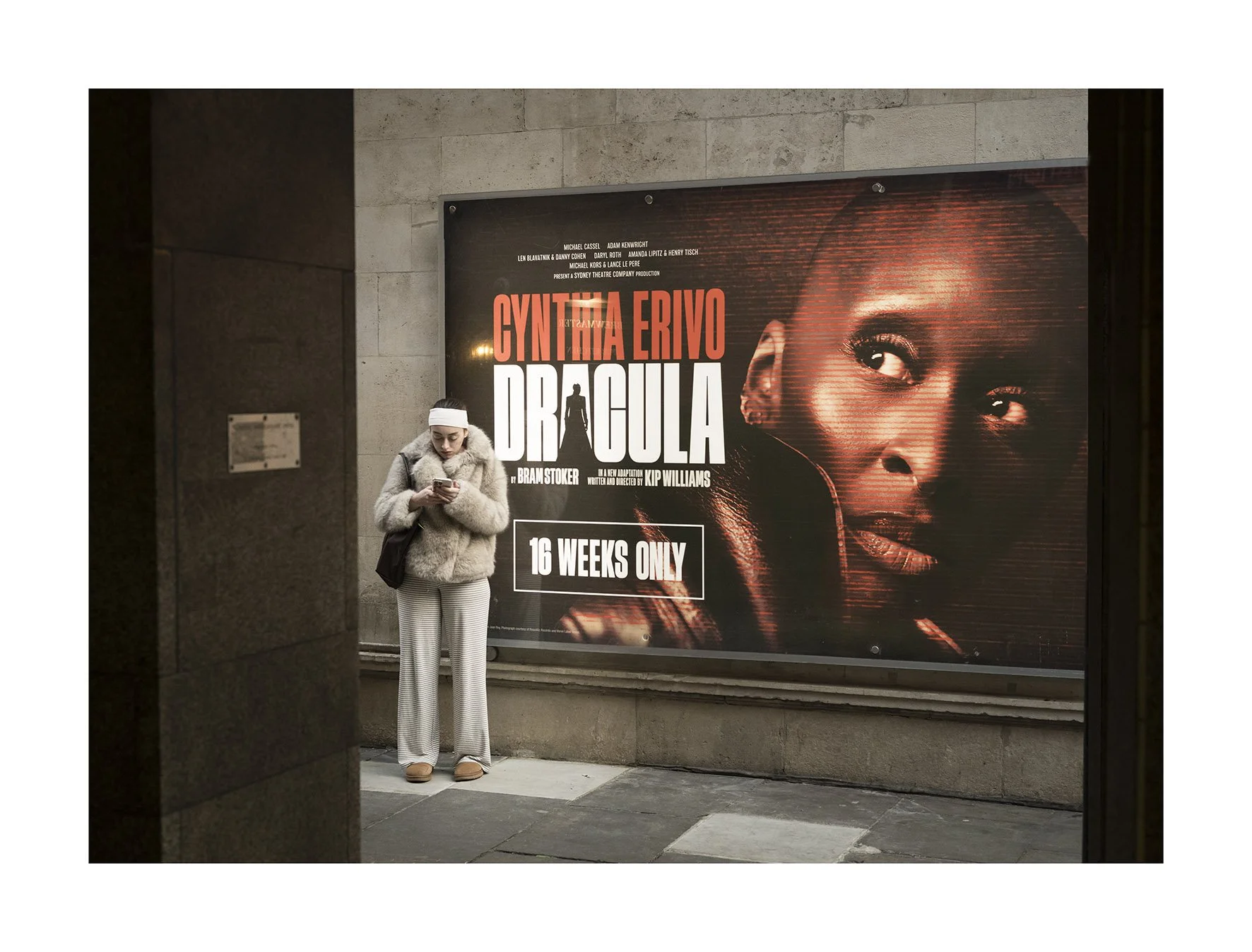 chica y poster cine copia.jpg