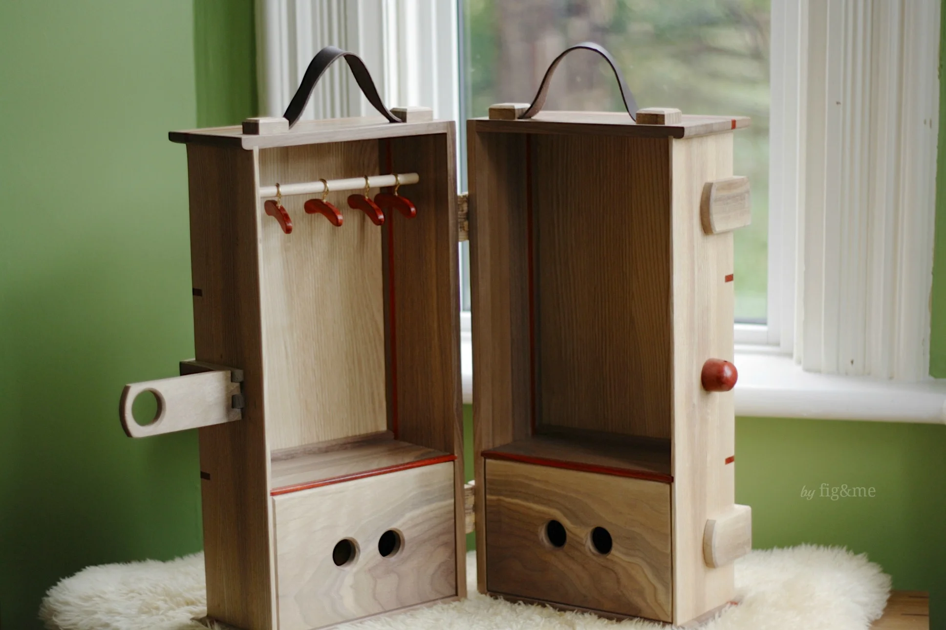 Ash-walnut doll steam trunk, by fig&me