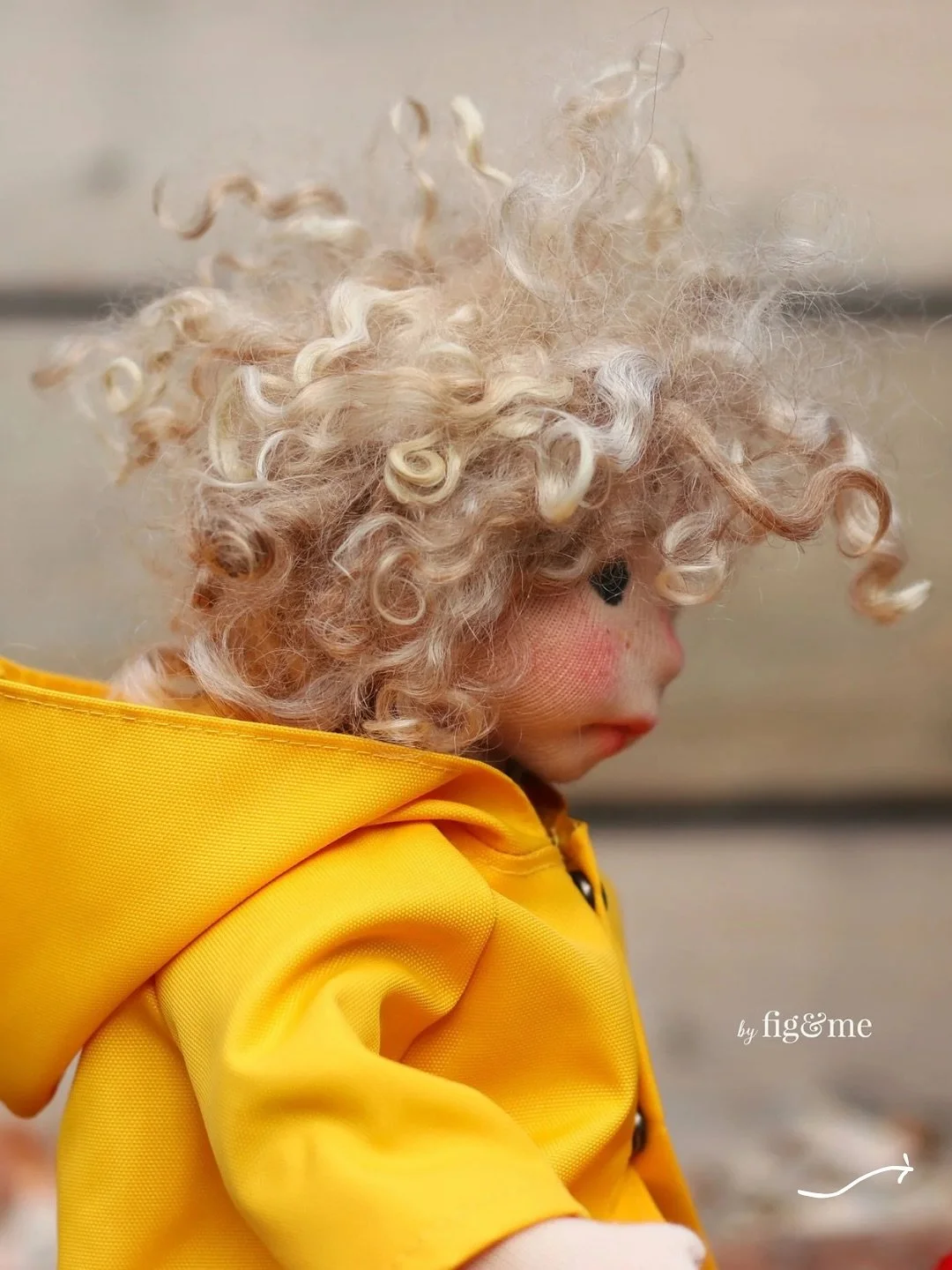 Making raincoats for dolls ☔️ a little tutorial for your sewing hands.

I made this bright yellow raincoat, with a nice big hood and two front pockets, for my Little Athelstan, who turned 2-years old this month. 

I repurposed a Nylon raincoat, donat