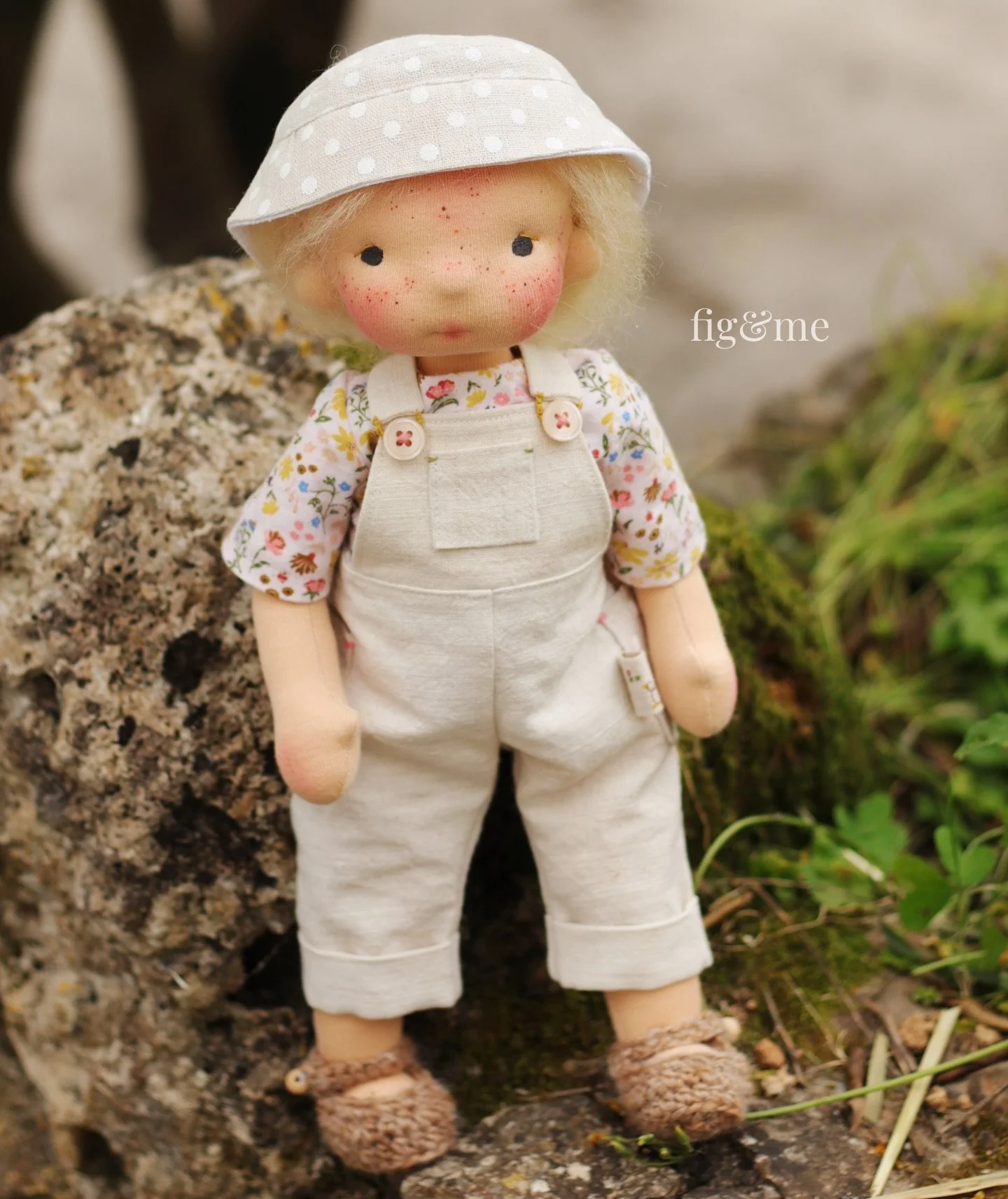 My darling Molly is the first custom doll finished this year! As you can see she is full of childish wonder and a bit of cheeky nonsense. 

Molly is always tending to the cats 🐈 and loved to snuggle with them whenever possible. This is why she loves