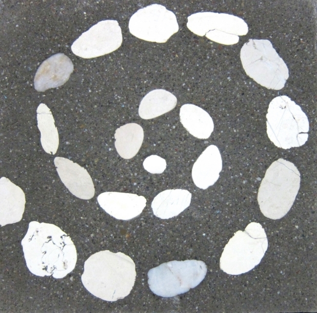 LithoMosaic sample with cut pebbles demonstrating the possible use of negative space and concrete as design element