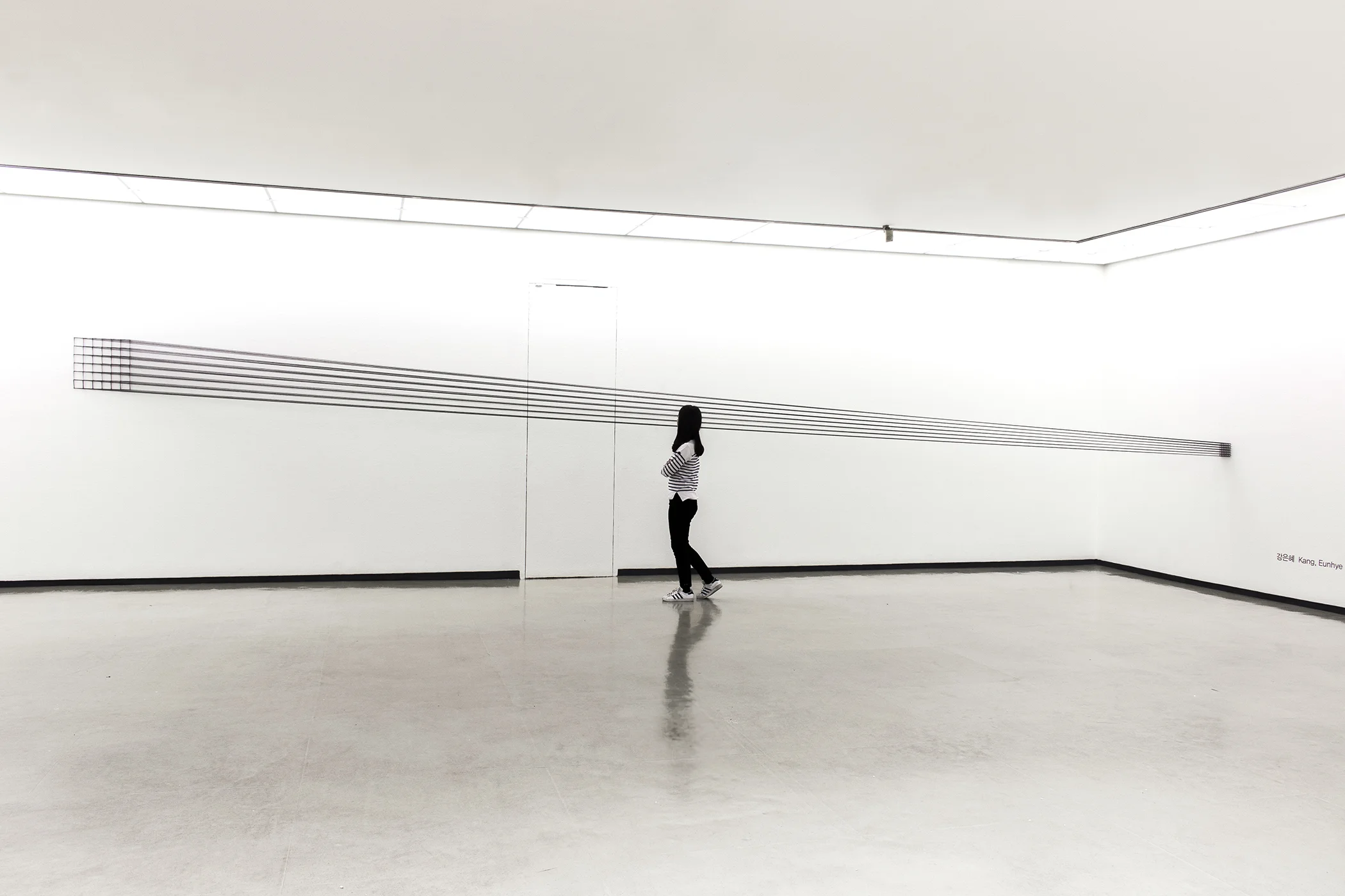 17.EunHyeKang_Linear Space_Cotton yarn_Site-specific installation_2017.jpg