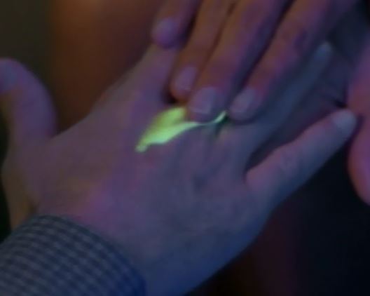 Glowy green means go...for elicit love.