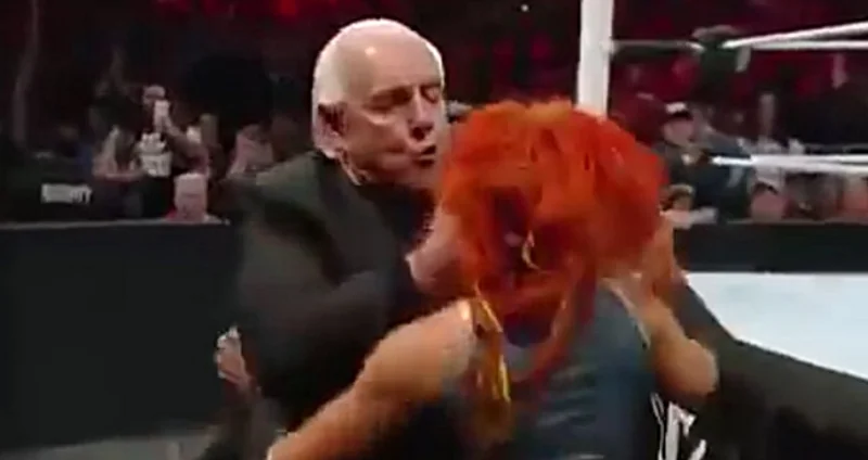 The kiss in question, to demonstrate I didn't imagine it. (sescoops.com)