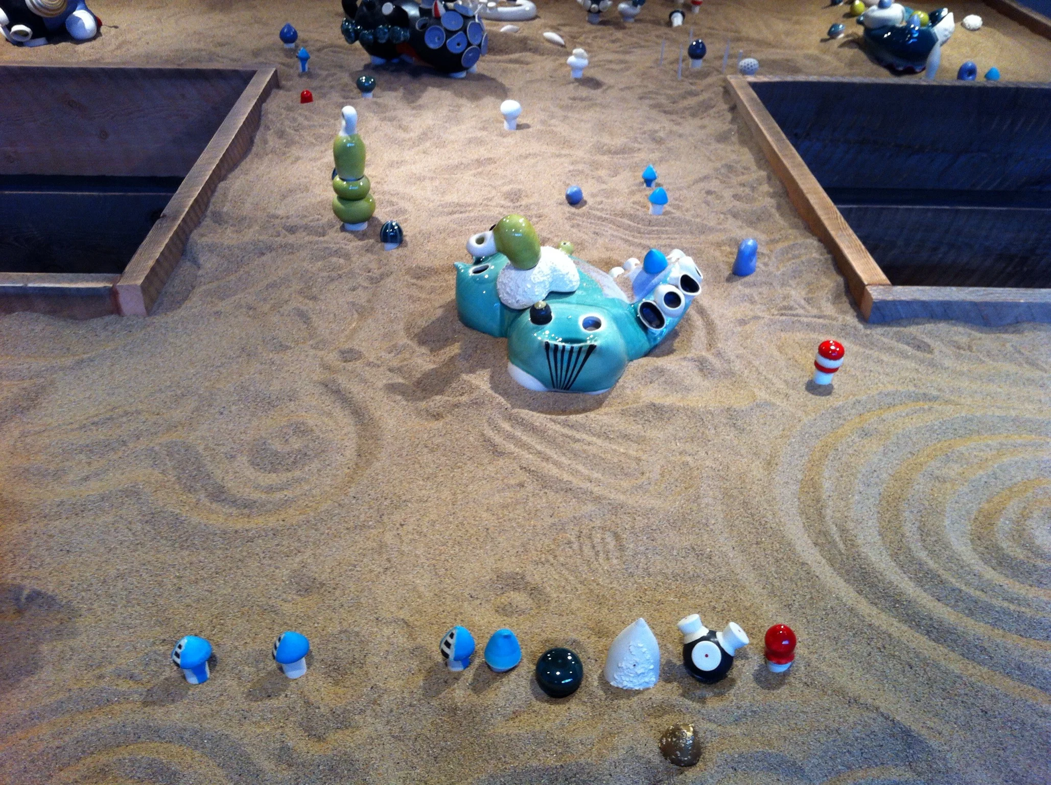 Obviously several people have had fun lining up their favourite pieces and drawing in the sand. Who can resist? 