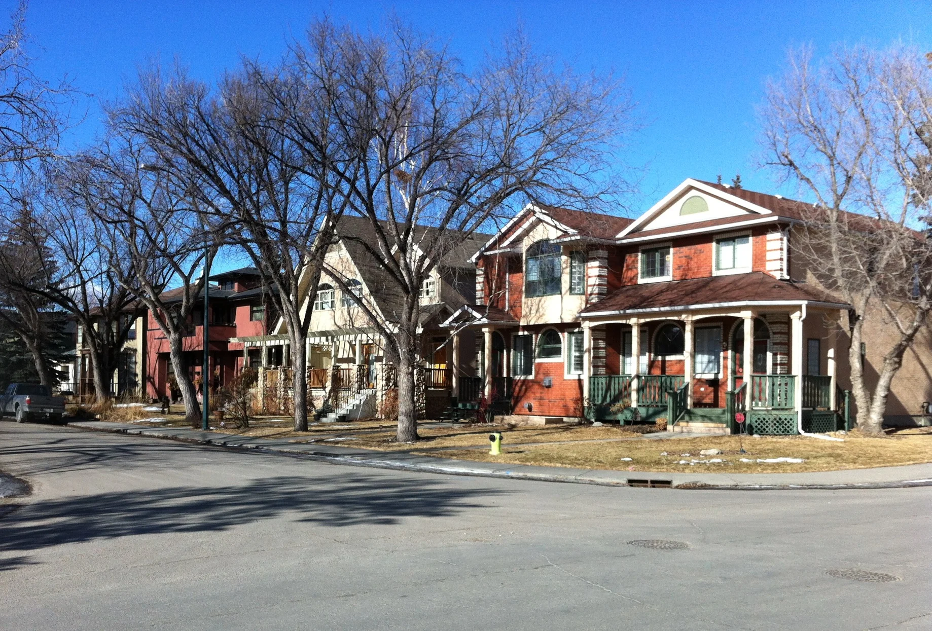 Across the street from the block with the original urban cottages is a row of new infills. The contrast is wonderful as the new homes have more colour, more design variations and will keep the community thriving for another 50 years. These new homes accommodate the needs of new families which means the parks, playgrounds and school yards are full of screaming children. 