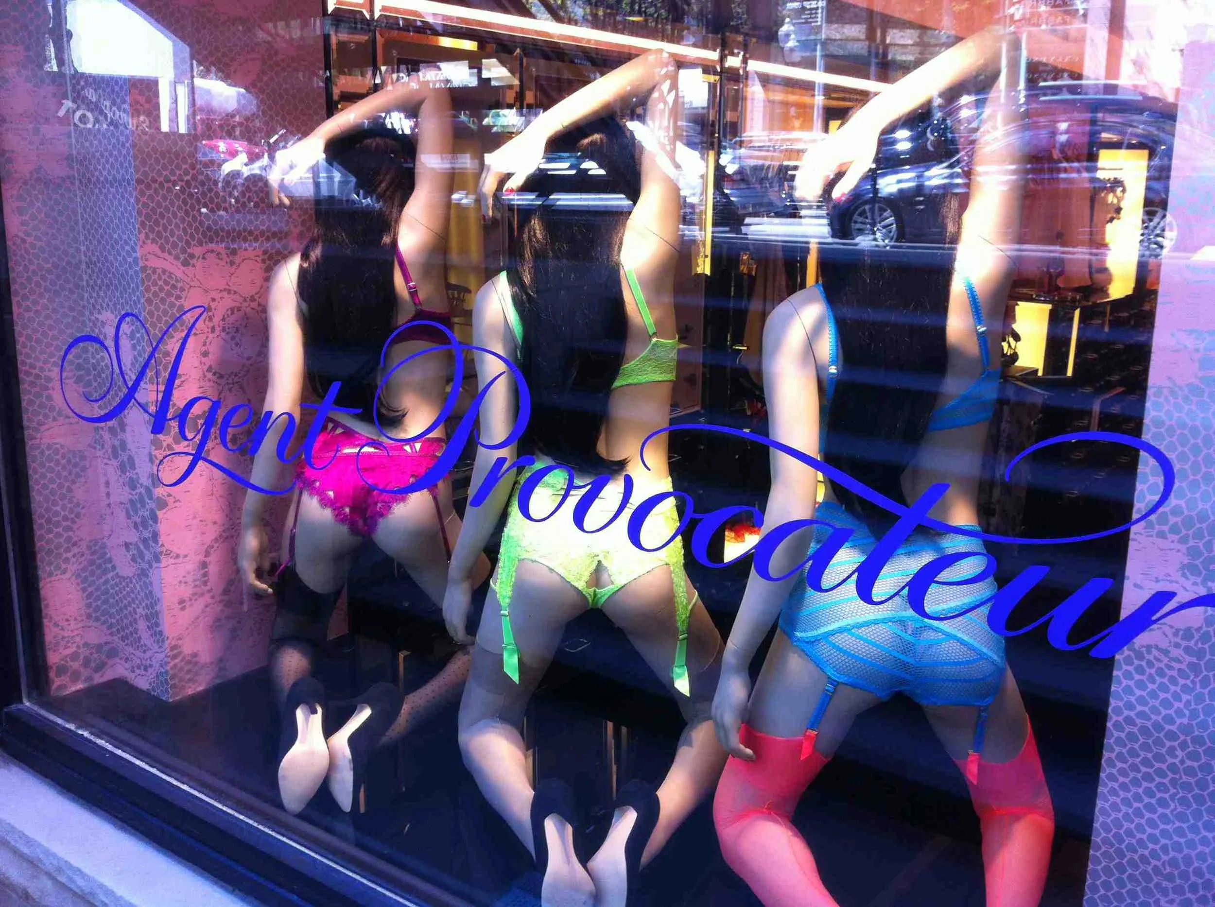 This may well be one of the most provocative windows I have ever encountered that wasn't a sex shop. Found on a side street just north of Michigan Ave at the edge of the Gold Coast. It is both fun and erotic!