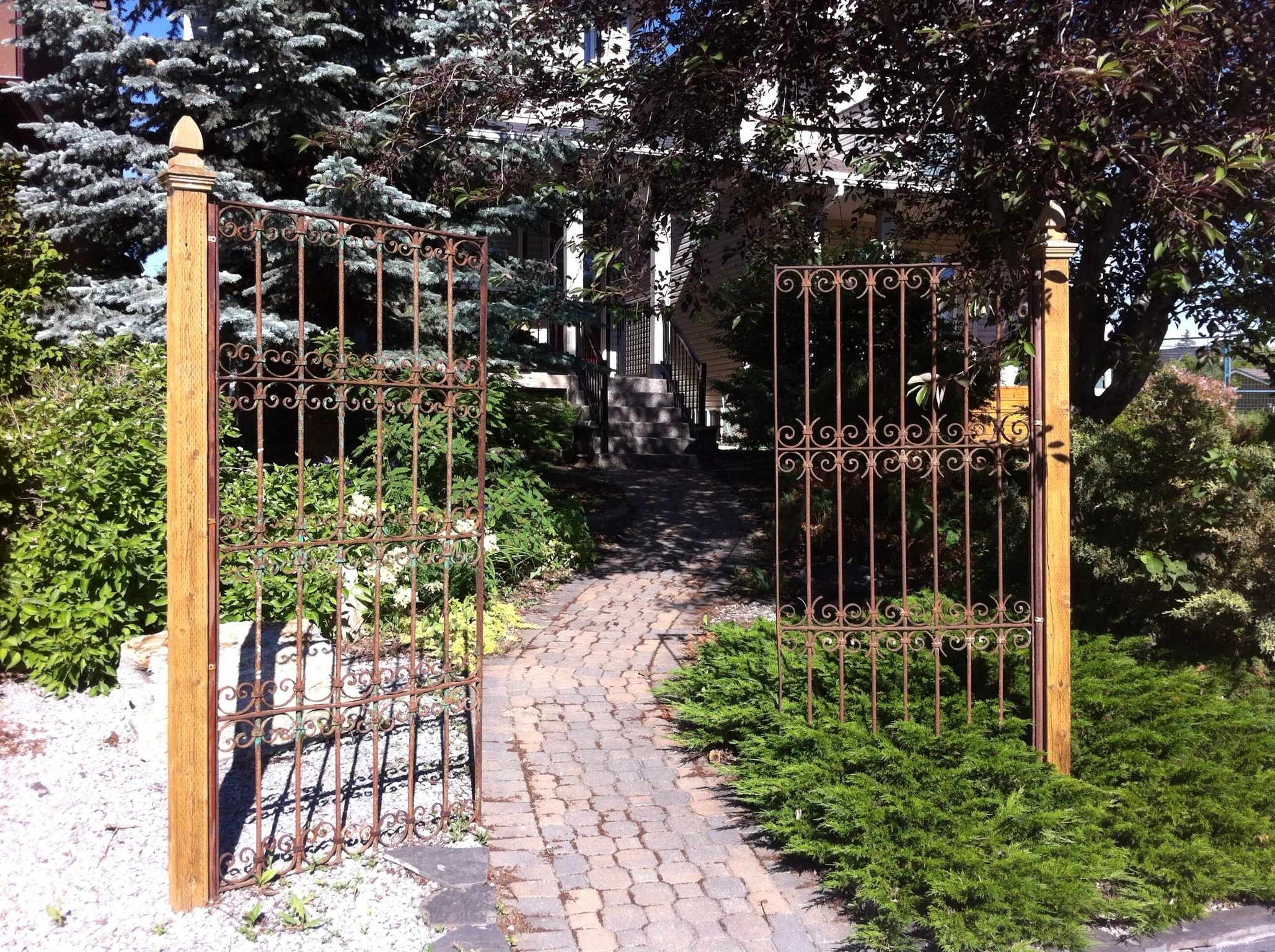 Further along the same street are some older infills with mature gardens like this one. Reminds me of my recent walks through Chicago's Gold Coast community. 
