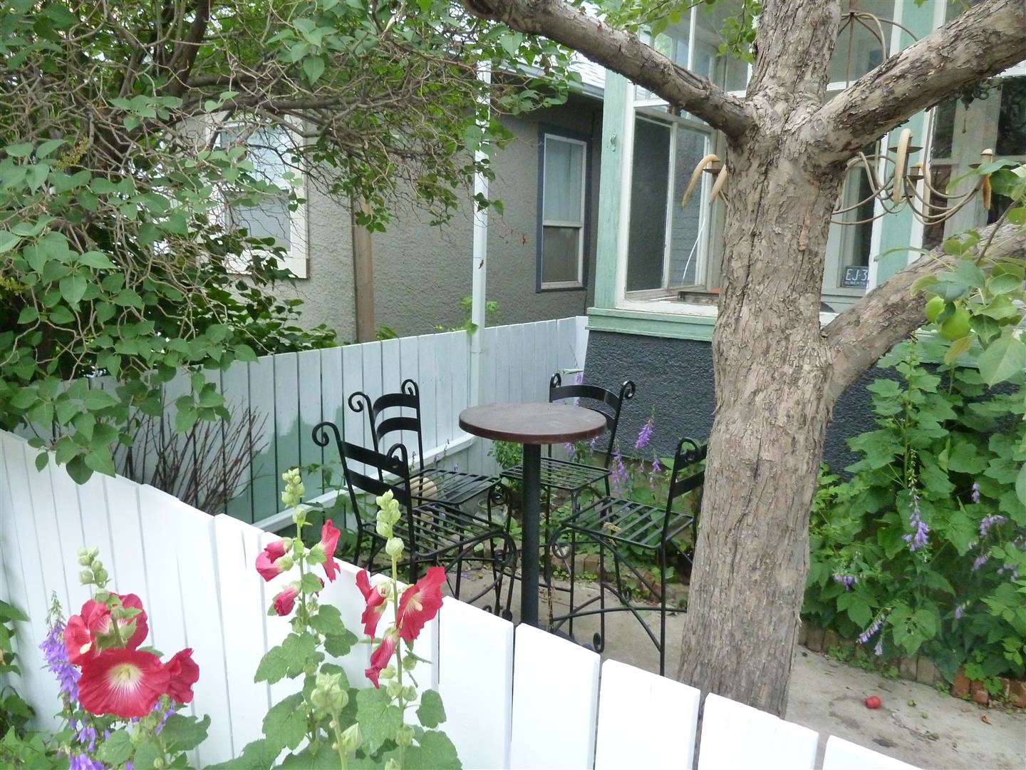 Saskatoon Urban Trekker also explored the residential streets in the area with their charming early 20th century CPR worker homes that have been adopted by artists who have added charm with front lawn patios, sculptures and murals. 