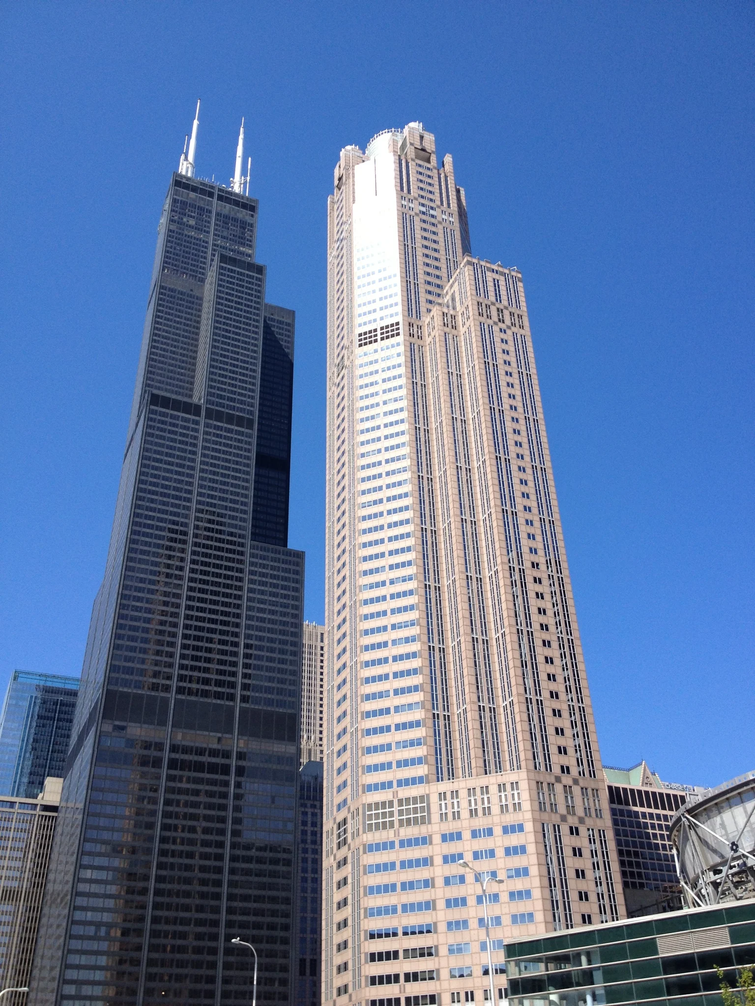 Two new modern office towers in Chicago demonstrate how they are situated in a synergistic manner and you can see the entire building with all of its articulations and textures.