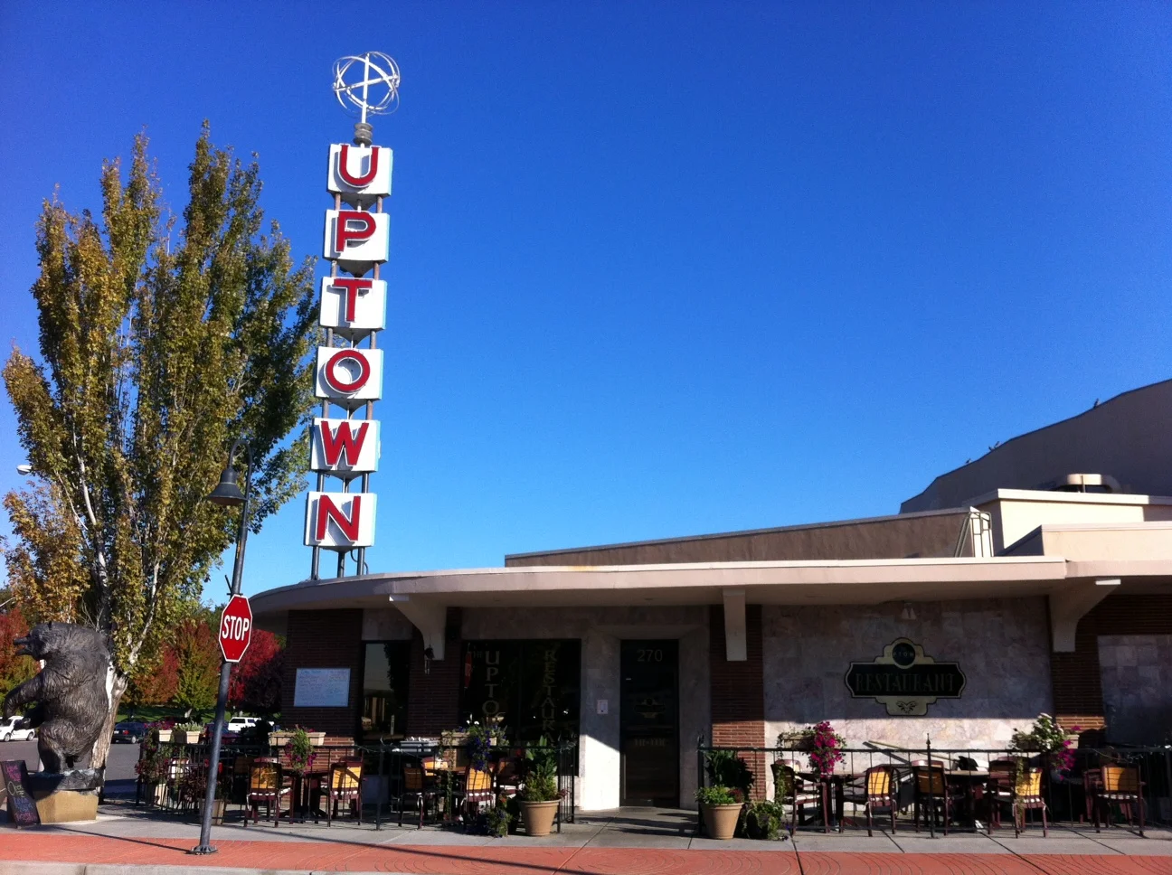 There are several of these Las Vegas like retro neon signs marking the entrances to the Uptown Plaza. Why can't modern shopping centers create signage like this any more. Where has the character and charm gone - stucco and rock just doesn't do it. 