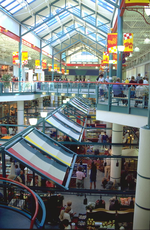 Eau Claire Market when it first opened was very animated with market stalls, cafe, restaurants, patios, cinemas and Calgary's first IMAX. 