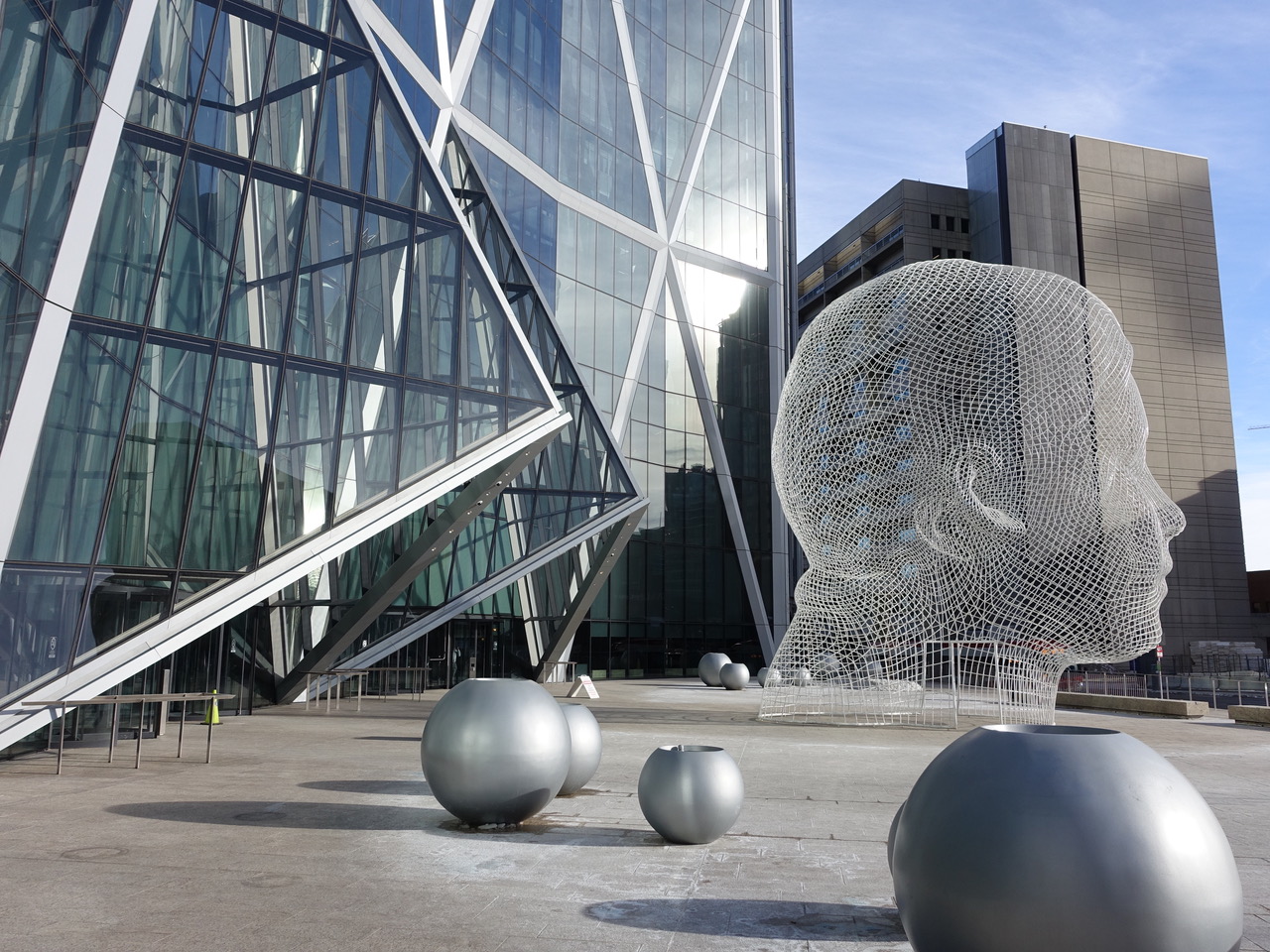 The Bow Tower's southwest facing plaza is crying out for a cafe with table and chairs on the patio so people can soak up the winter sun and enjoy "Wonderland." 