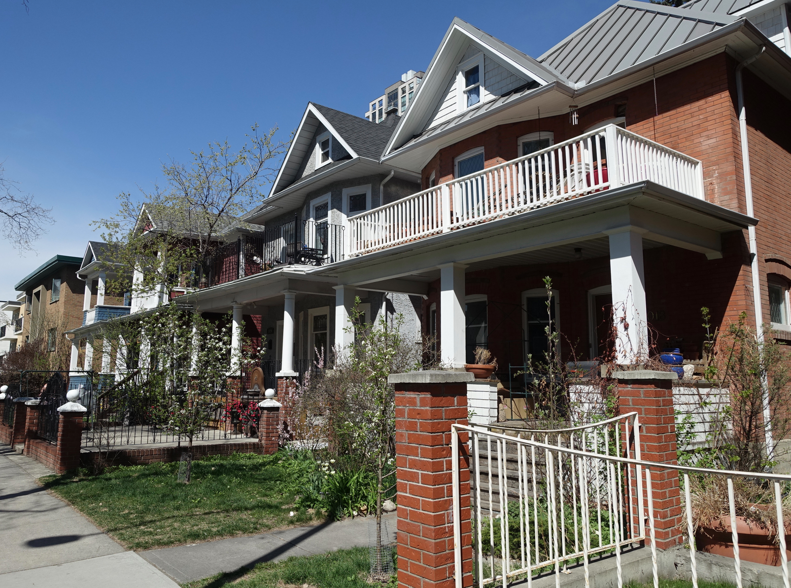 It is hard to believe that this streetscape is in the Beltline, Calgary's densest residential community. It has a very suburban aesthetics with its front lawns and porches. 