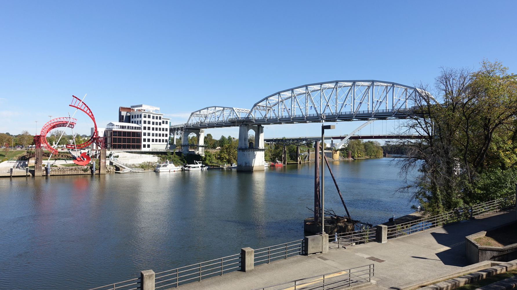 Nashville historic pedestrian bridge links the City Centre to the Nissan Stadium. 