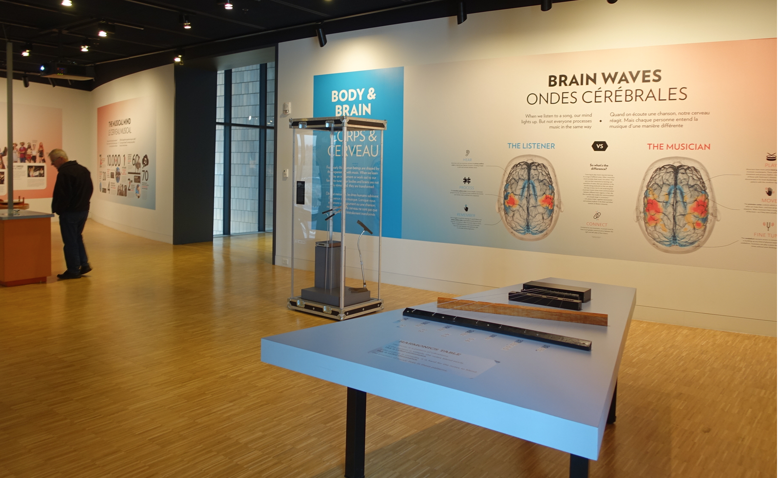 An example of large exhibition space devoted to information that is easily accessible on the Internet.