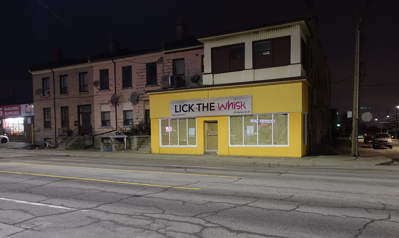 Ever since the two-year old new door introduced me to the joy of "night walks" I make a point of flaneuring at night when I am in a new city. 