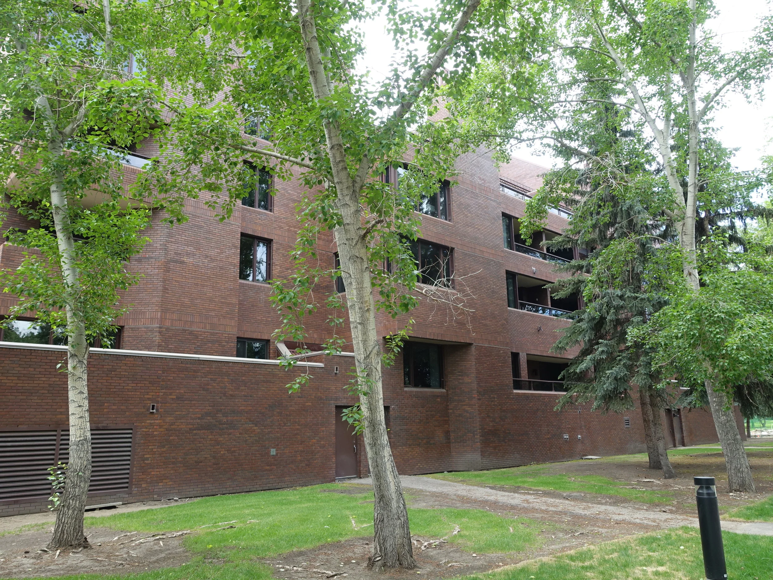 Eau Claire 500's is an example of poor urban design as it turns it back onto the public space and allows for no interaction. 
