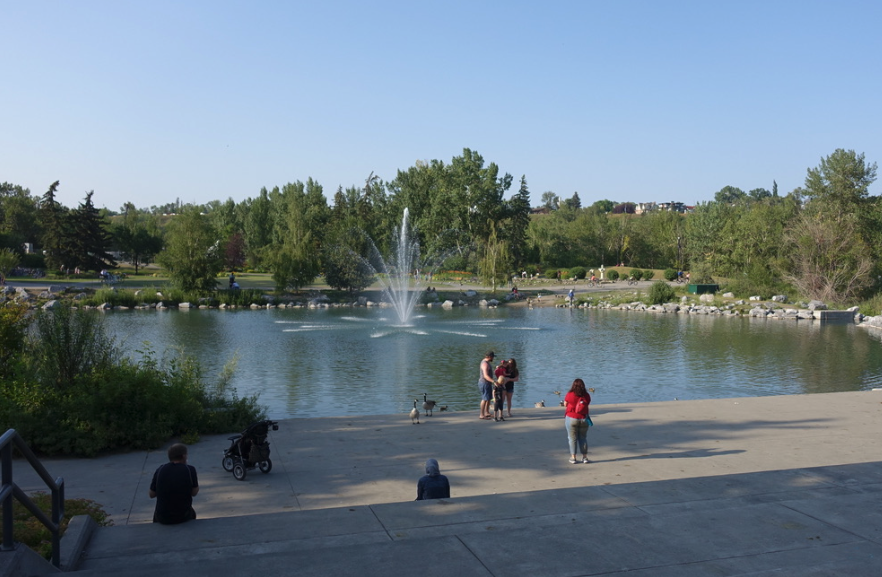 There are numerous spot so sit and linger along the promenade. It has a very vibrant c Canada goose community. 