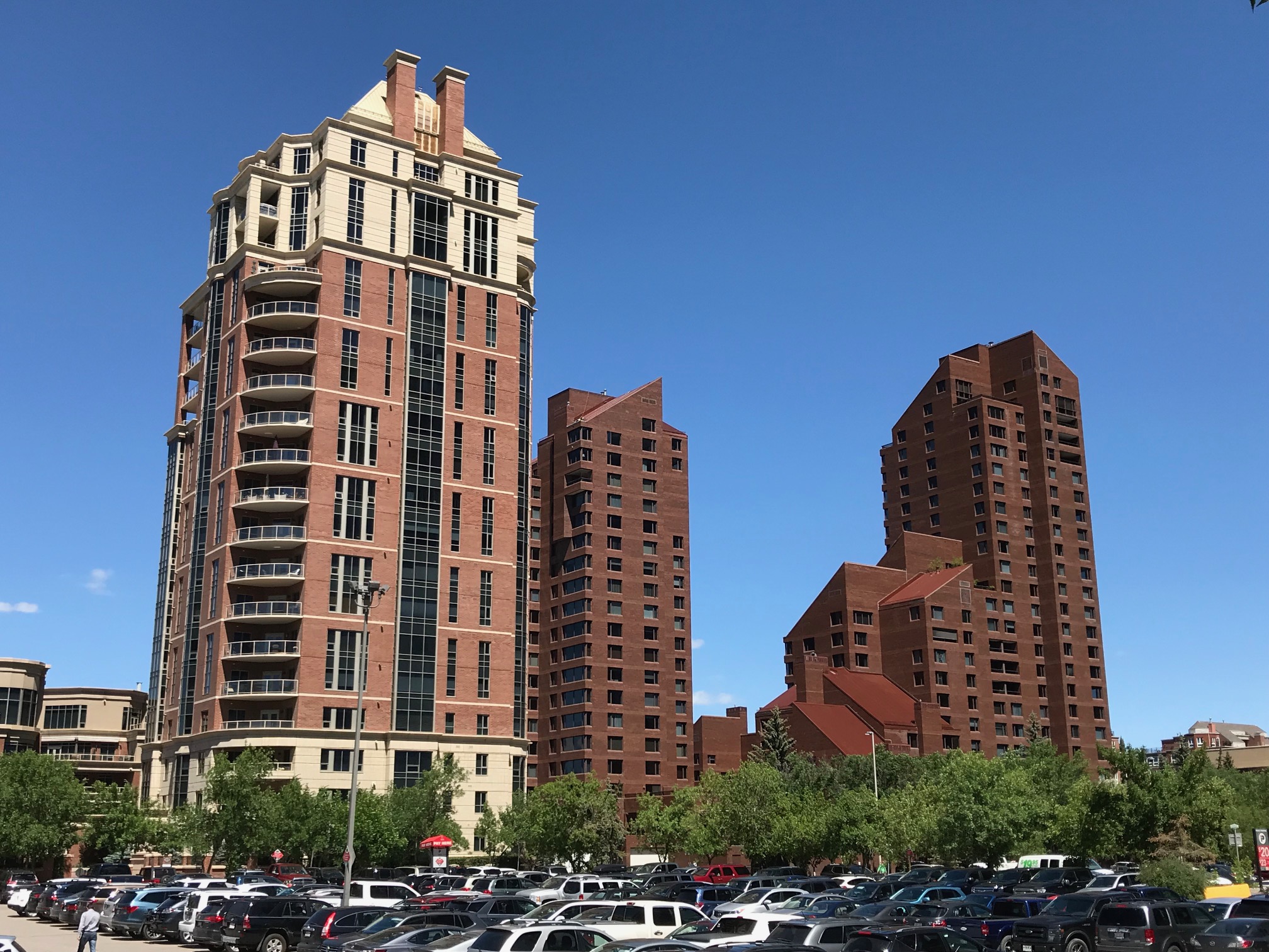 Princeton condo (on the left) is an example of theearly 21st century's architecture with a distinct base, middle and roof-top, softer edges and warmer colours. On the right, is the '80s architecture of Eau Claire 500 with its hard edges, flat facade and brooding colour. 