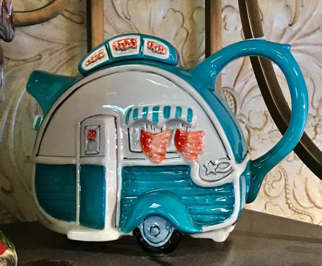 This Boler trailer teapot was one fo the first “too much fun” teapots I spotted at Glenn’s Family Restaurant.